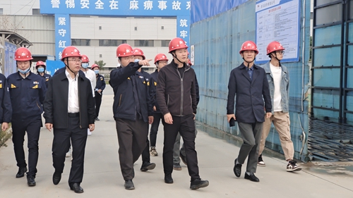 徐熠深入肥業(yè)駐馬店項(xiàng)目進(jìn)行工程建設(shè)調(diào)度_副本.jpg 徐熠深入肥業(yè)駐馬店項(xiàng)目進(jìn)行工程建設(shè)調(diào)度_副本.jpg