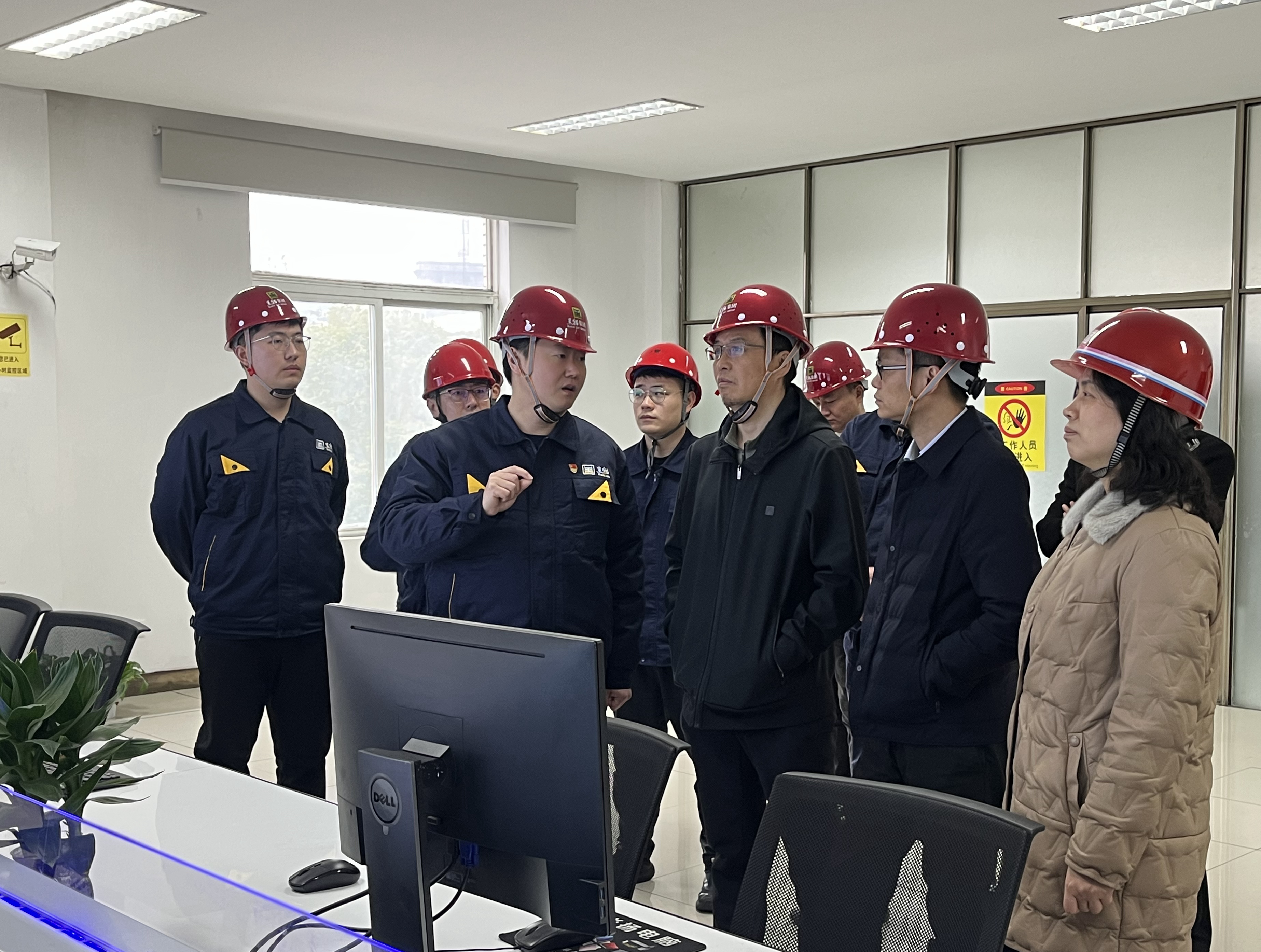 圖1 炭黑5、6號(hào)生產(chǎn)線調(diào)控室（集團(tuán)總部 彭佳敏攝）.jpg