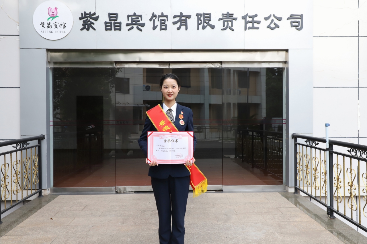 圖4 獲獎(jiǎng)留念.jpg