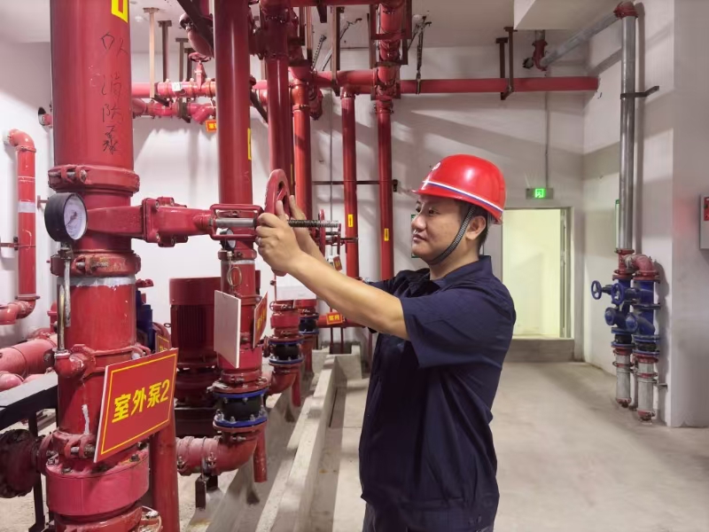 認真檢查消防設施.jpg 認真檢查消防設施.jpg