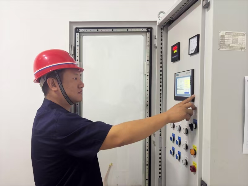 認真檢測配電設施.jpg 認真檢測配電設施.jpg