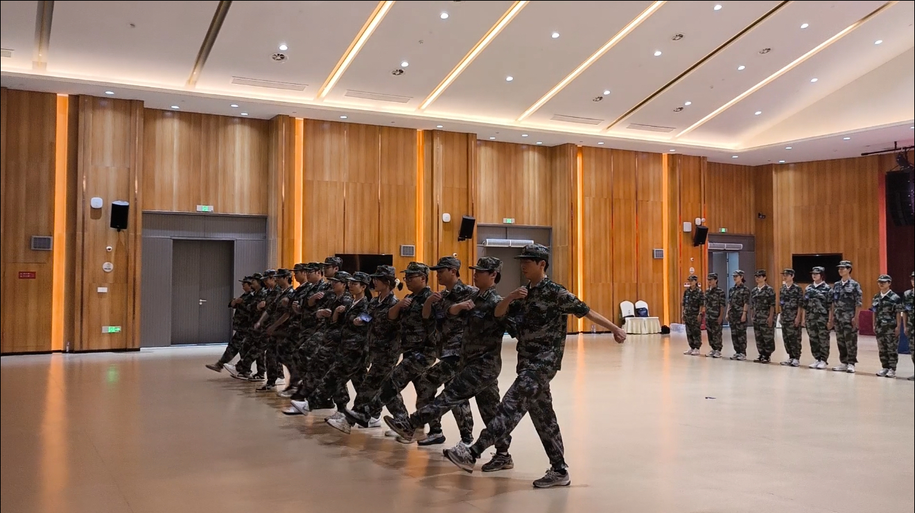 軍訓(xùn)現(xiàn)場02.jpg 軍訓(xùn)現(xiàn)場02.jpg