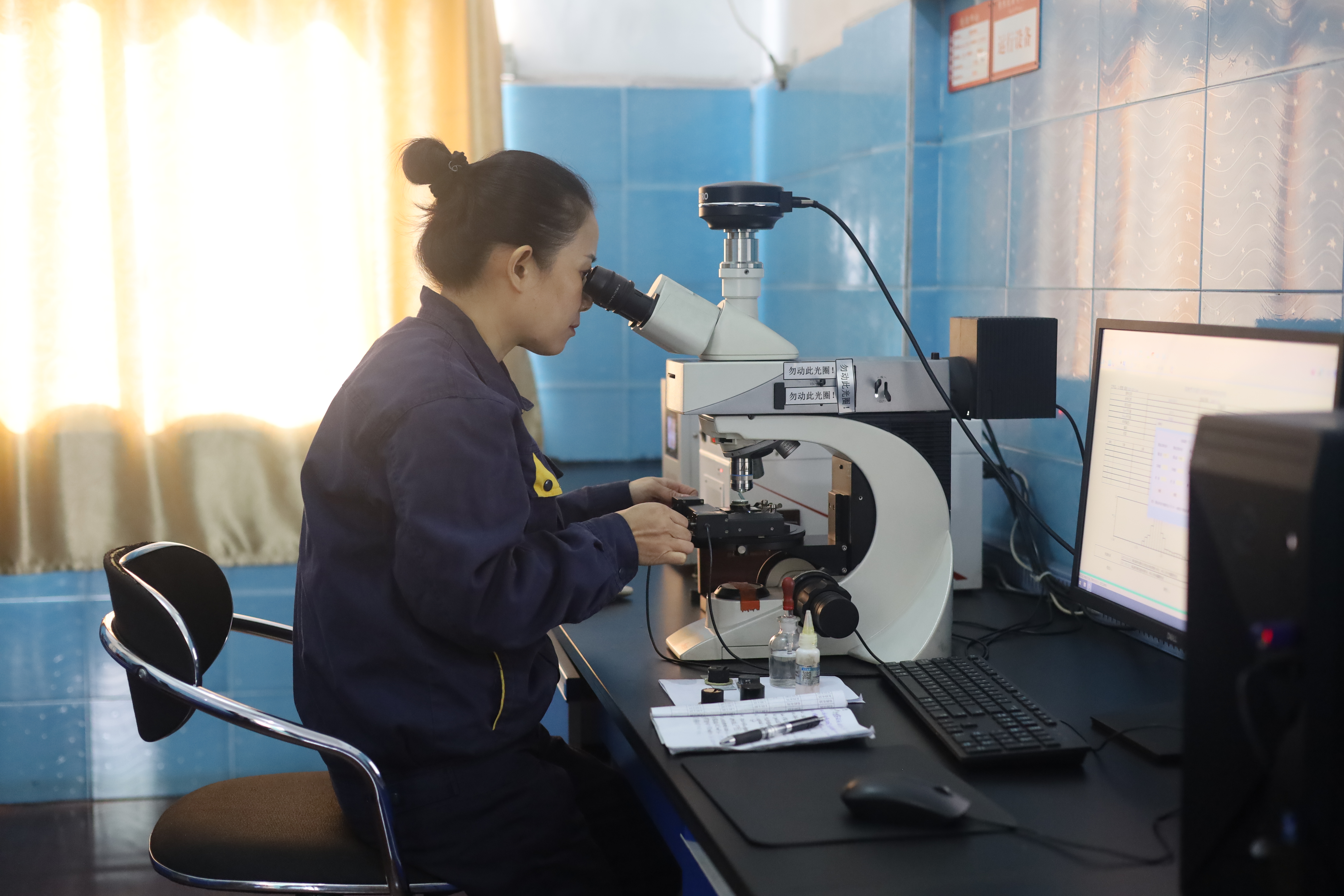 對煤進行化驗分析  景焦能源公司沈穎攝.JPG