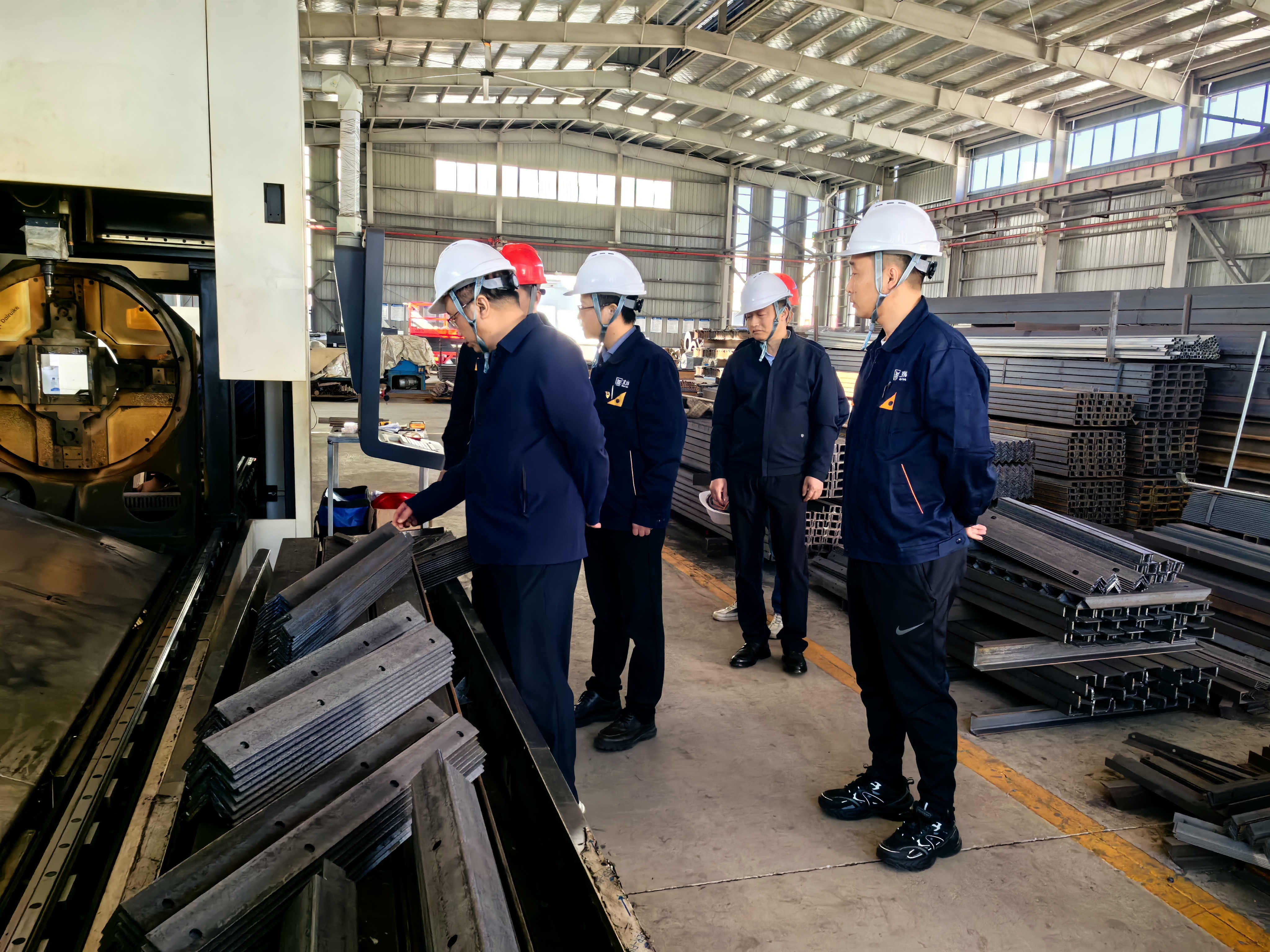 圖1 汪羽督導(dǎo)安全生產(chǎn)現(xiàn)場.jpg 圖1 汪羽督導(dǎo)安全生產(chǎn)現(xiàn)場.jpg