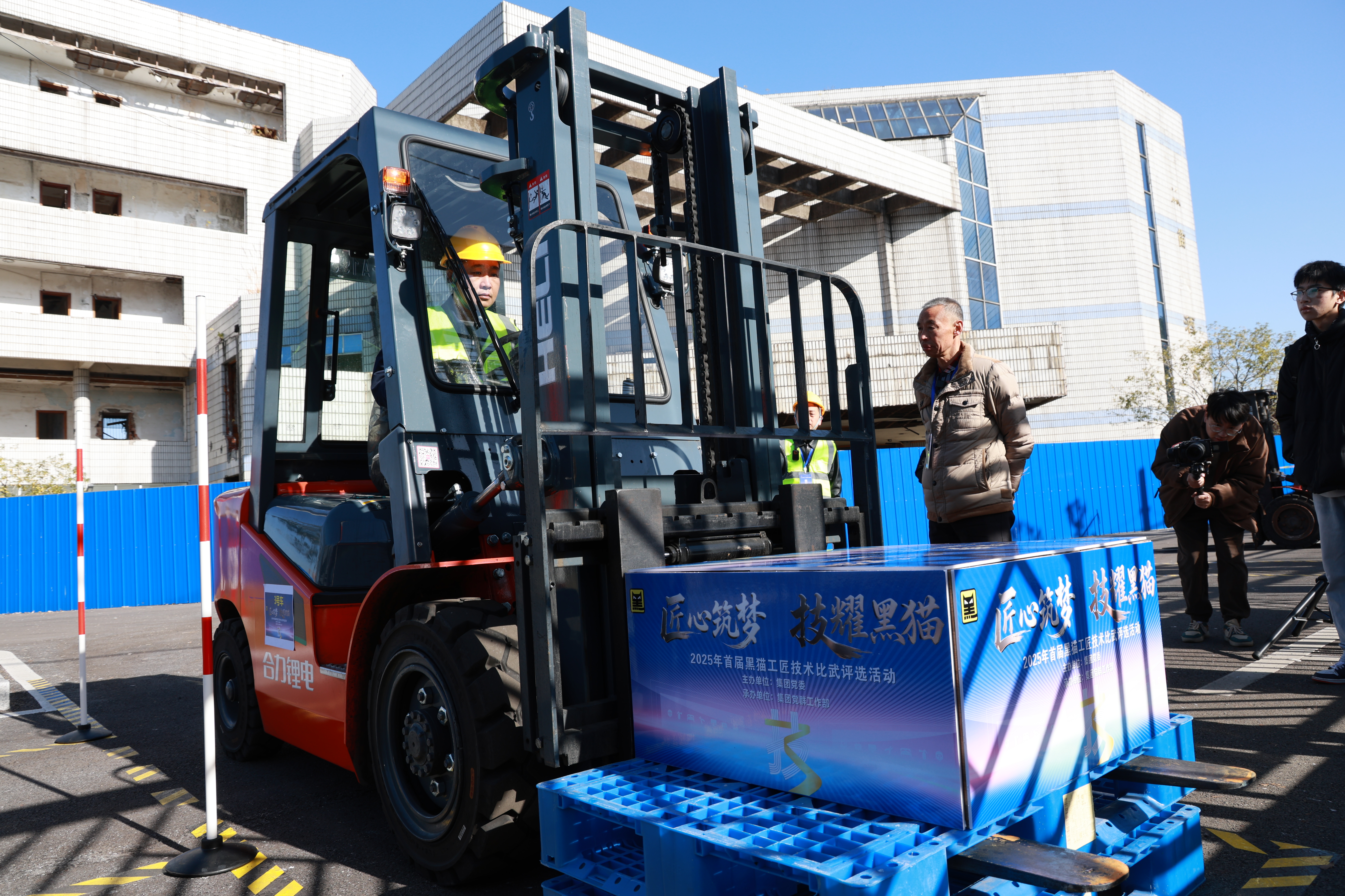 圖1 參賽選手認(rèn)真比賽.jpg 圖1 參賽選手認(rèn)真比賽.jpg